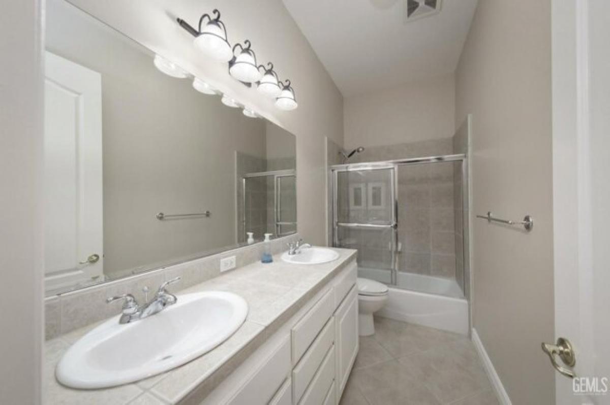 Picture of Home For Sale in Bakersfield, California, United States