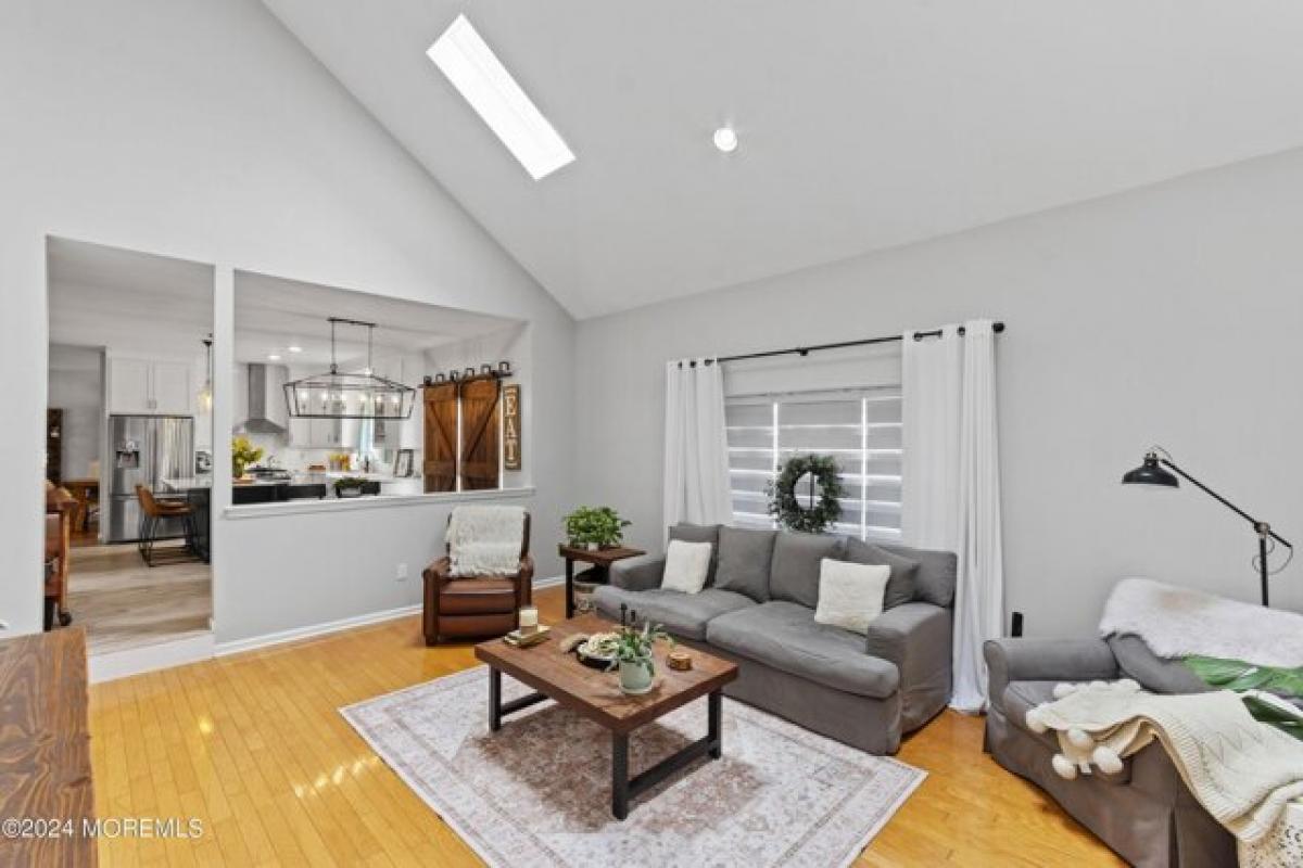 Picture of Home For Sale in Howell, New Jersey, United States