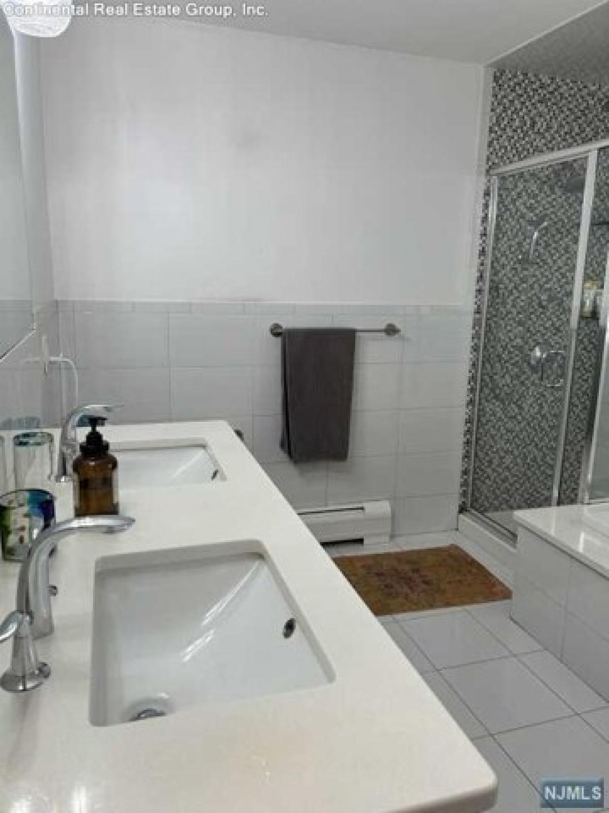 Picture of Home For Sale in Fort Lee, New Jersey, United States