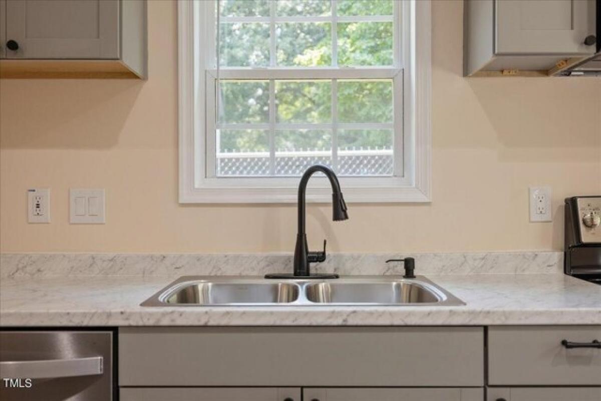 Picture of Home For Sale in Burlington, North Carolina, United States