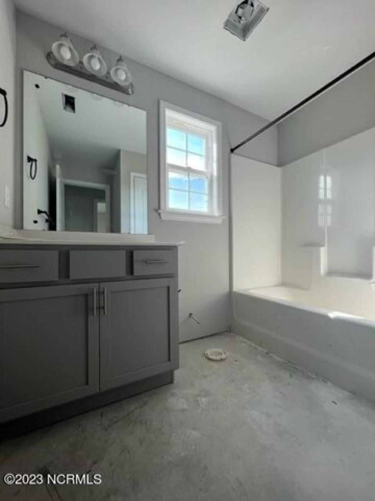 Picture of Home For Sale in Jacksonville, North Carolina, United States