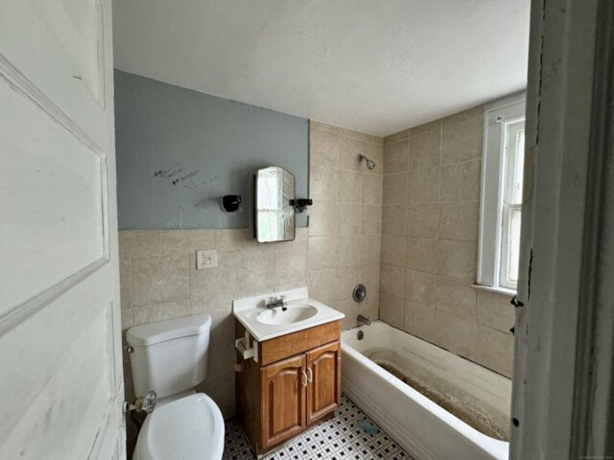 Picture of Home For Sale in Hartford, Connecticut, United States