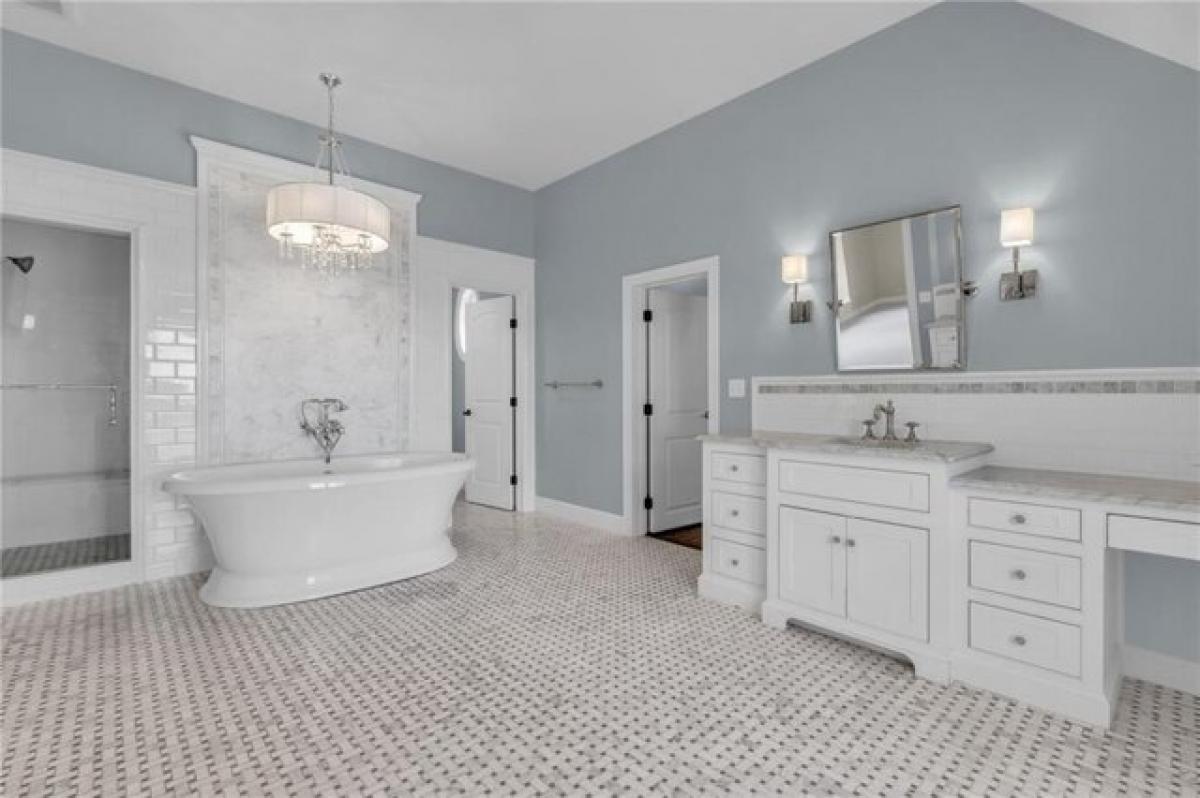 Picture of Home For Sale in Overland Park, Kansas, United States