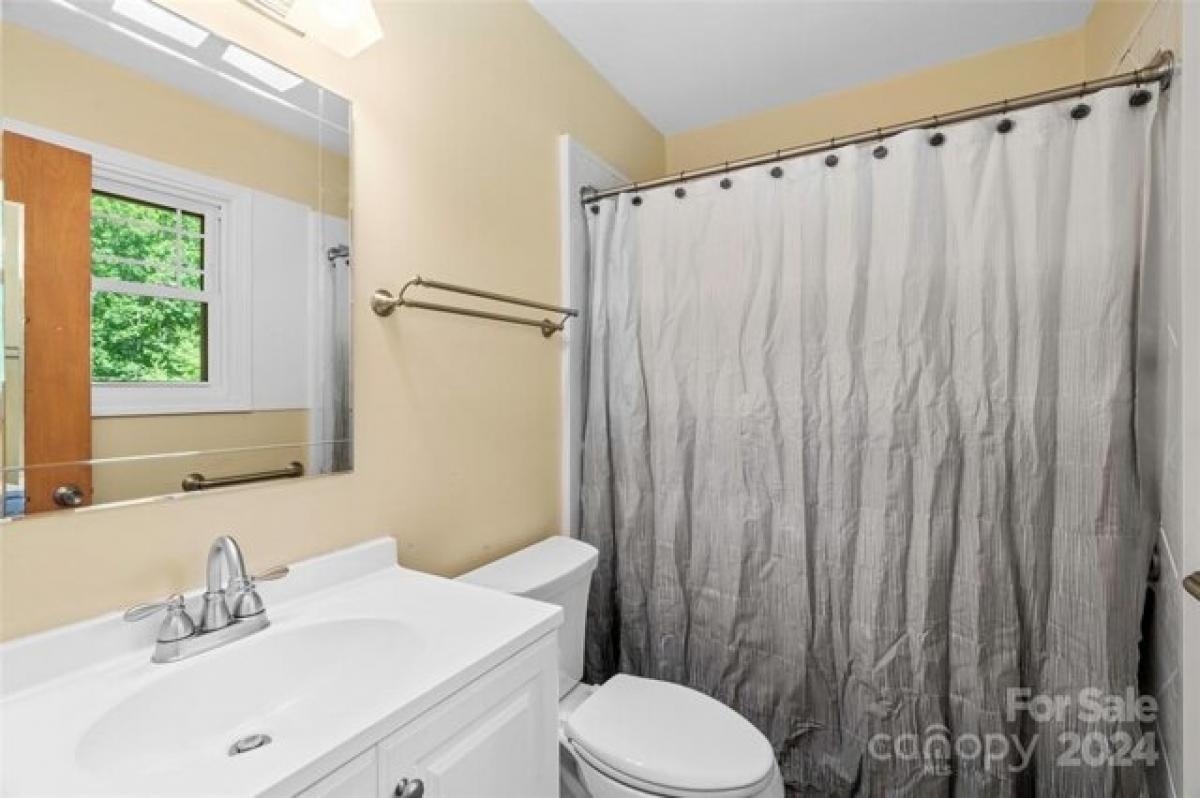 Picture of Home For Sale in Hendersonville, North Carolina, United States