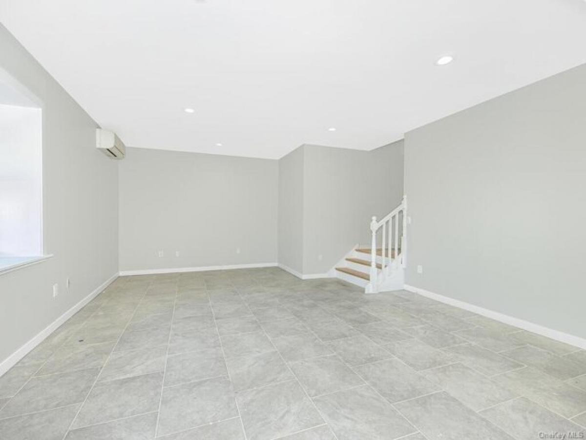 Picture of Home For Sale in Yonkers, New York, United States