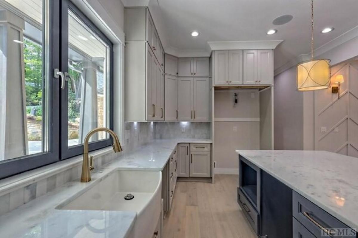 Picture of Home For Sale in Highlands, North Carolina, United States