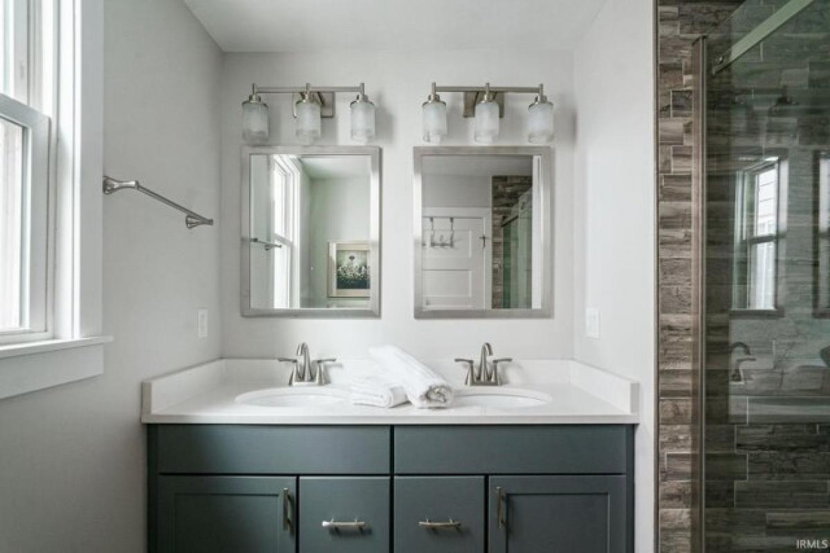 Picture of Home For Sale in South Bend, Indiana, United States