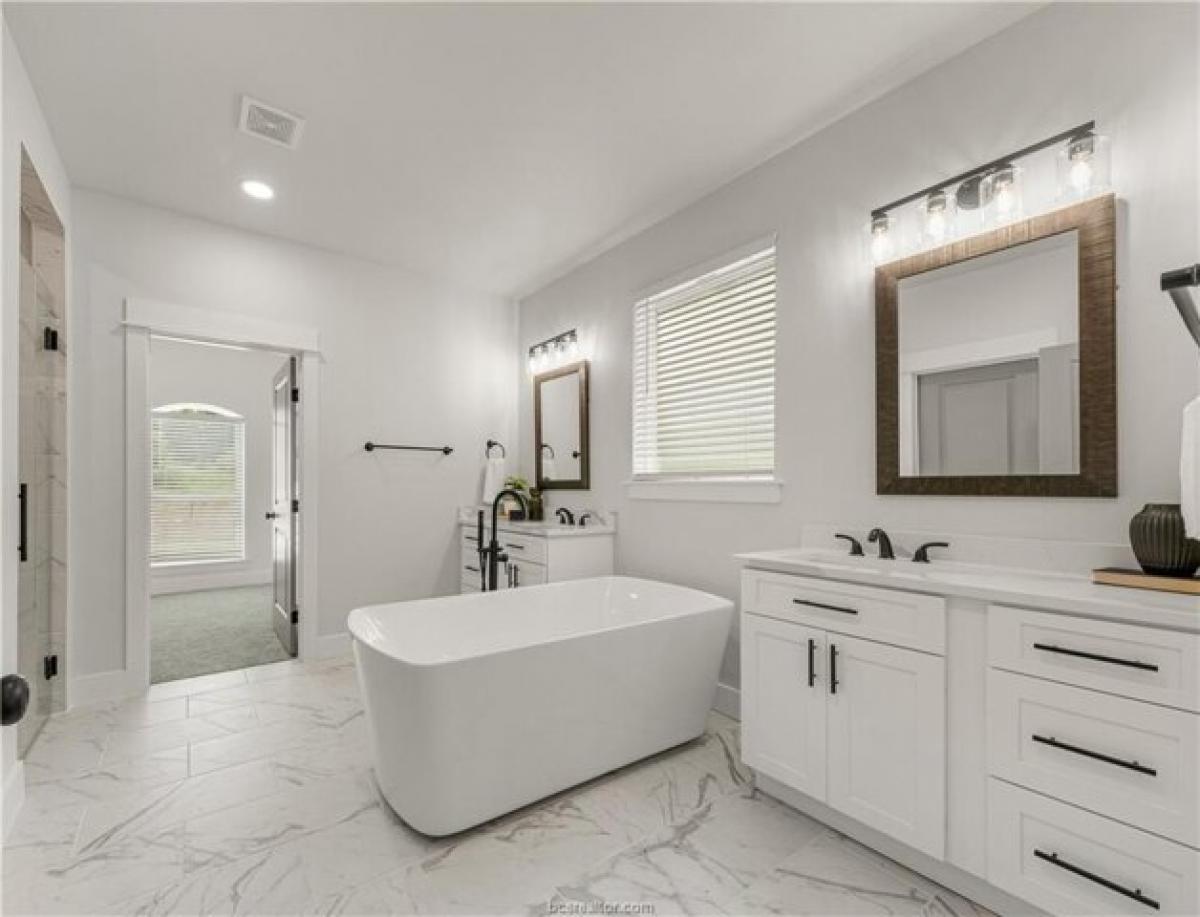 Picture of Home For Sale in Bryan, Texas, United States