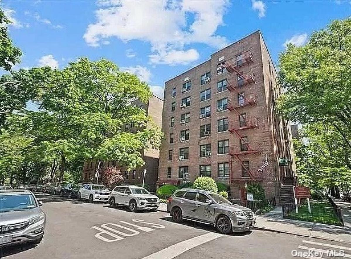 Picture of Home For Sale in Jackson Heights, New York, United States