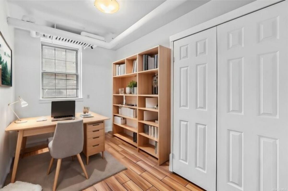 Picture of Home For Sale in Woodside, New York, United States