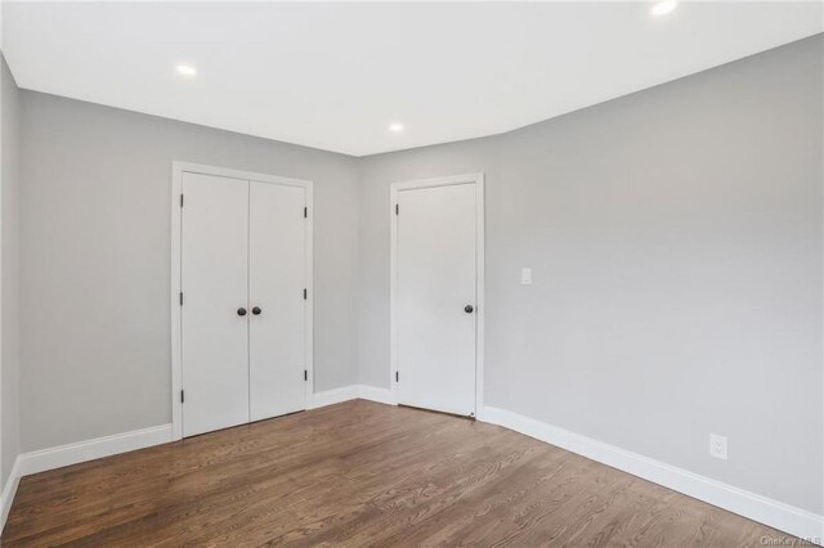 Picture of Home For Sale in Bay Shore, New York, United States