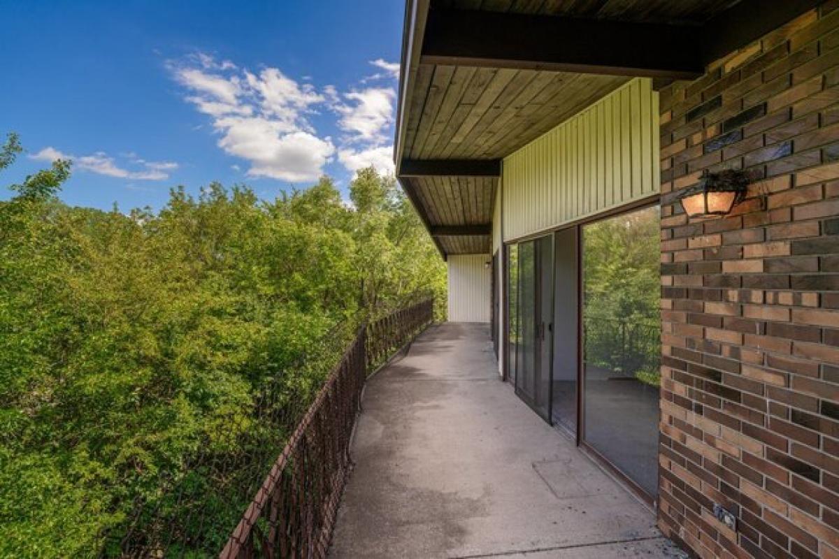 Picture of Home For Sale in Lansing, Illinois, United States