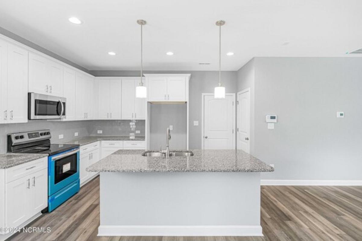 Picture of Home For Sale in Jacksonville, North Carolina, United States