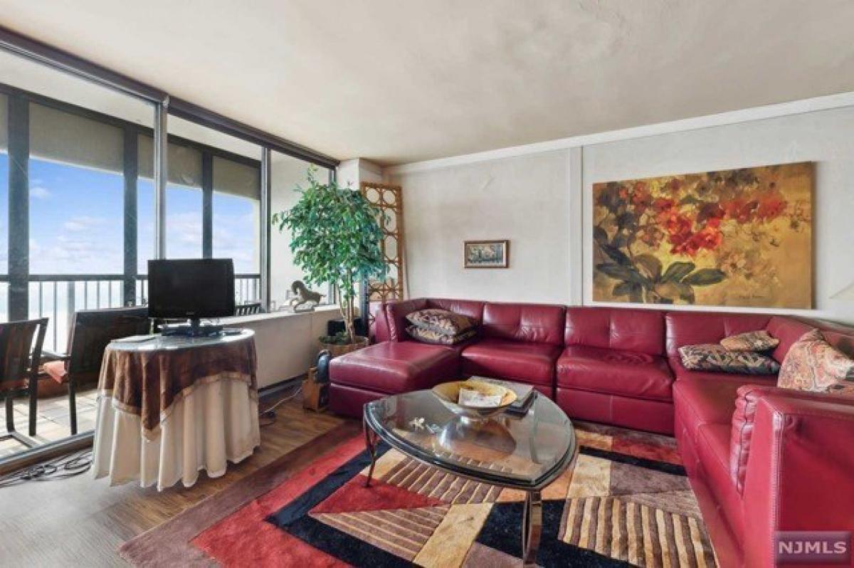 Picture of Home For Sale in Fort Lee, New Jersey, United States