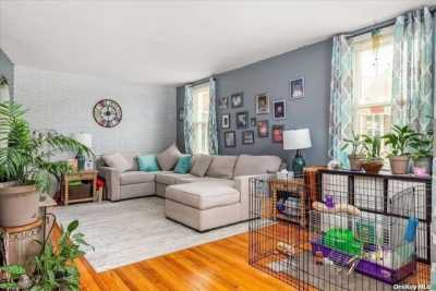 Home For Sale in Floral Park, New York