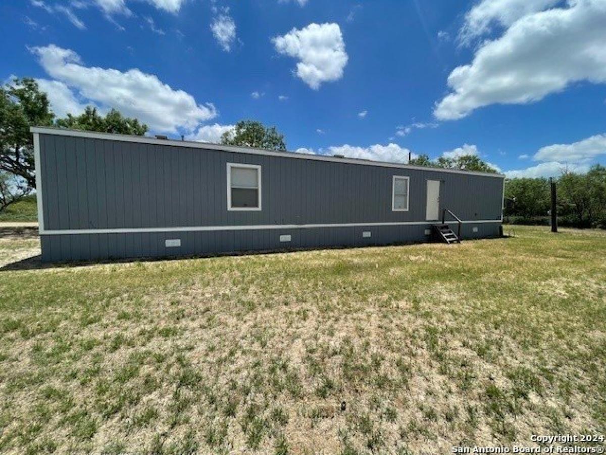 Picture of Home For Sale in Christine, Texas, United States