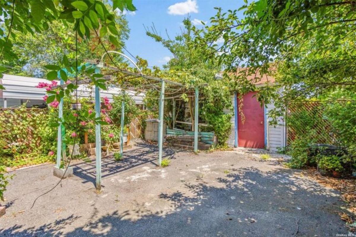 Picture of Home For Sale in Queens Village, New York, United States