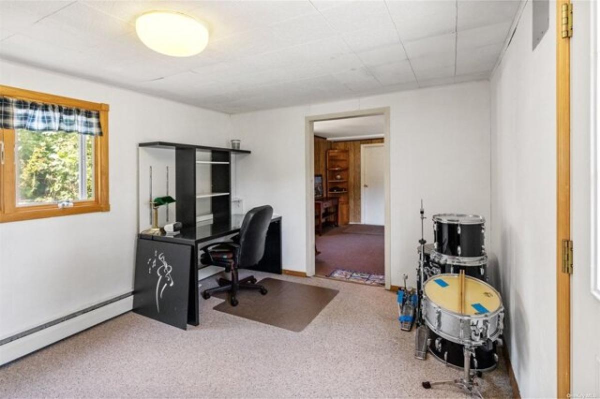 Picture of Home For Sale in Commack, New York, United States