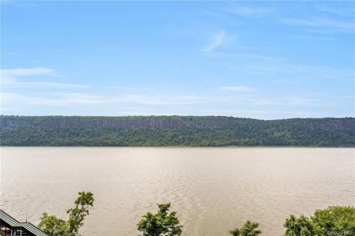 Picture of Home For Sale in Yonkers, New York, United States