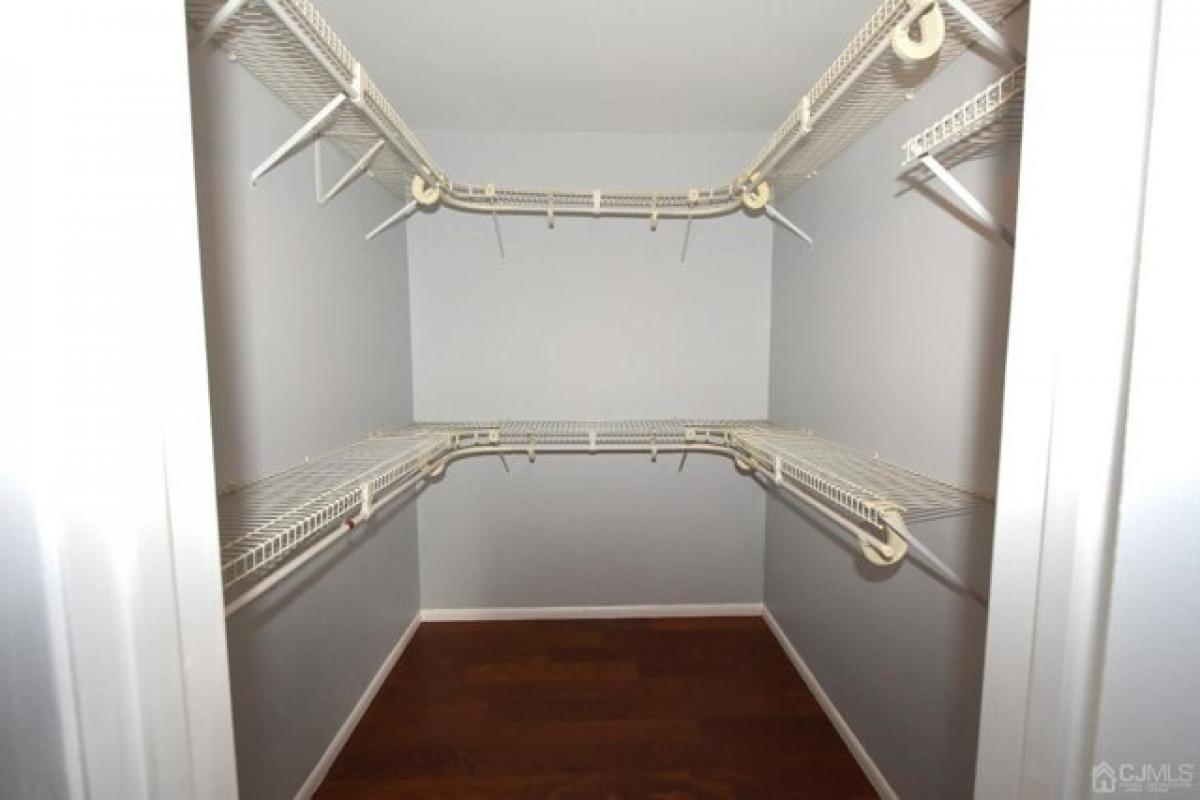 Picture of Home For Sale in Edison, New Jersey, United States