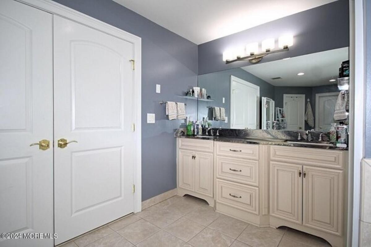 Picture of Home For Sale in Jackson, New Jersey, United States