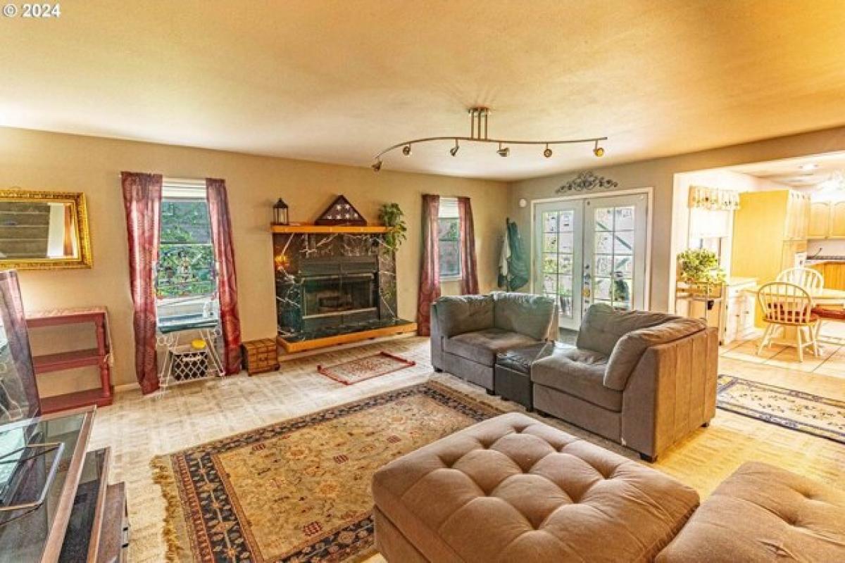 Picture of Home For Sale in Milwaukie, Oregon, United States