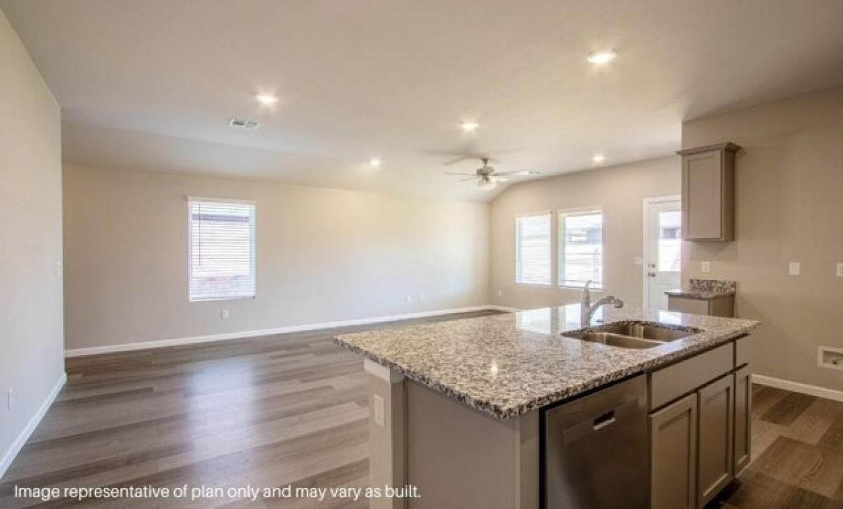 Picture of Home For Sale in Mustang, Oklahoma, United States