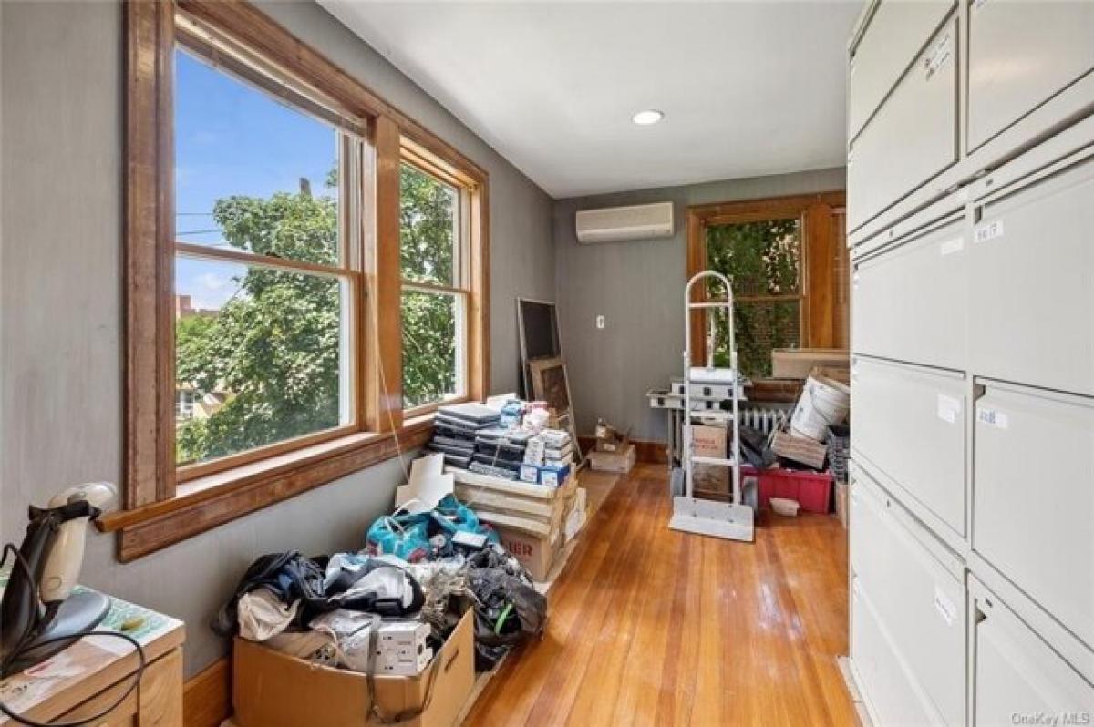 Picture of Home For Sale in Yonkers, New York, United States