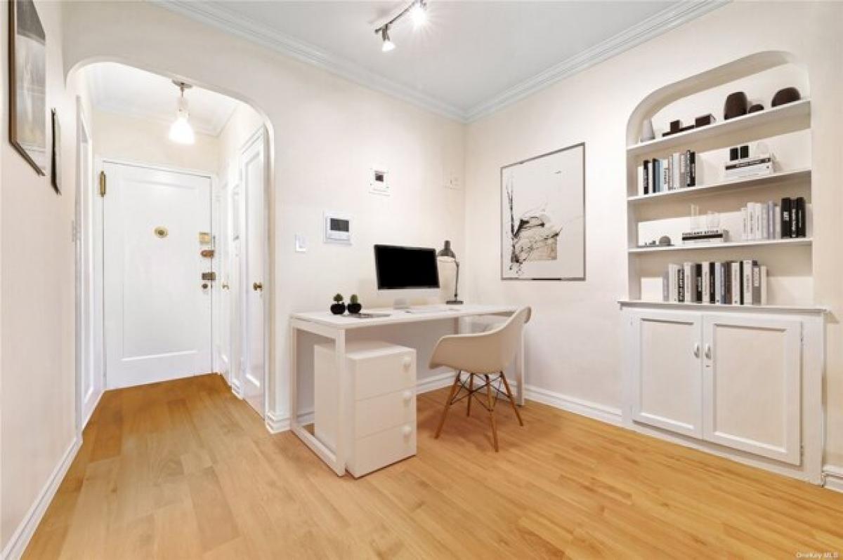 Picture of Home For Sale in Rego Park, New York, United States