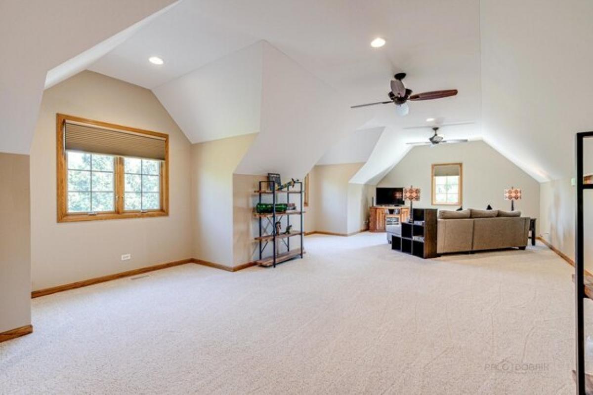 Picture of Home For Sale in Crystal Lake, Illinois, United States