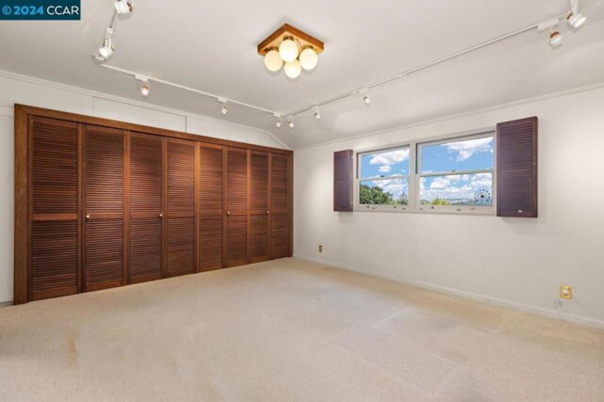 Picture of Home For Sale in Orinda, California, United States