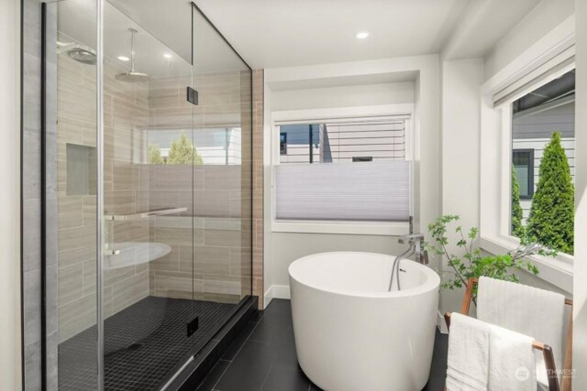 Picture of Home For Sale in Kirkland, Washington, United States