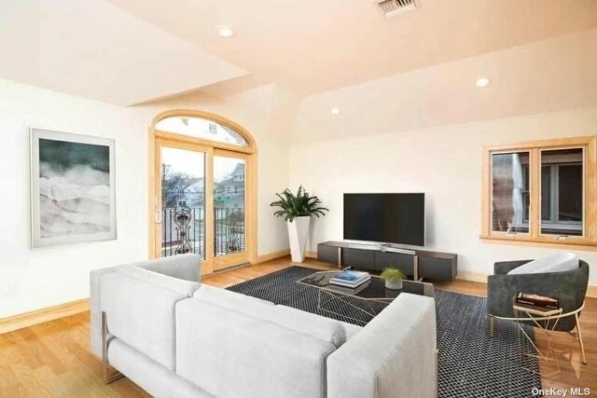 Picture of Home For Sale in Bayside, New York, United States