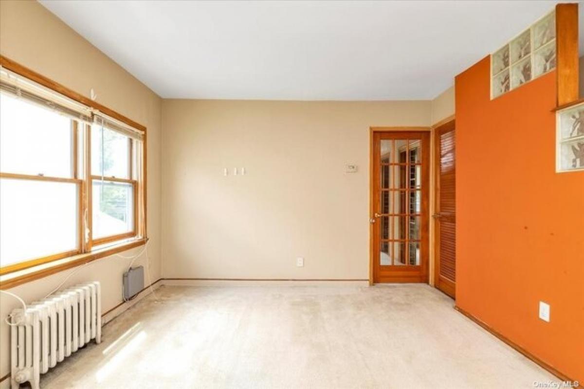 Picture of Home For Sale in Bayside, New York, United States