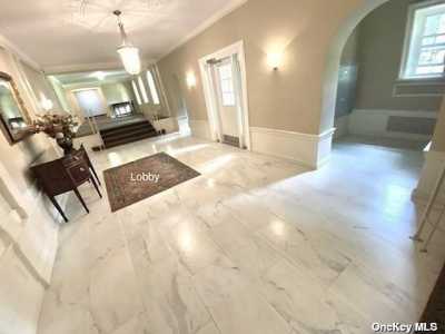 Home For Sale in Great Neck, New York