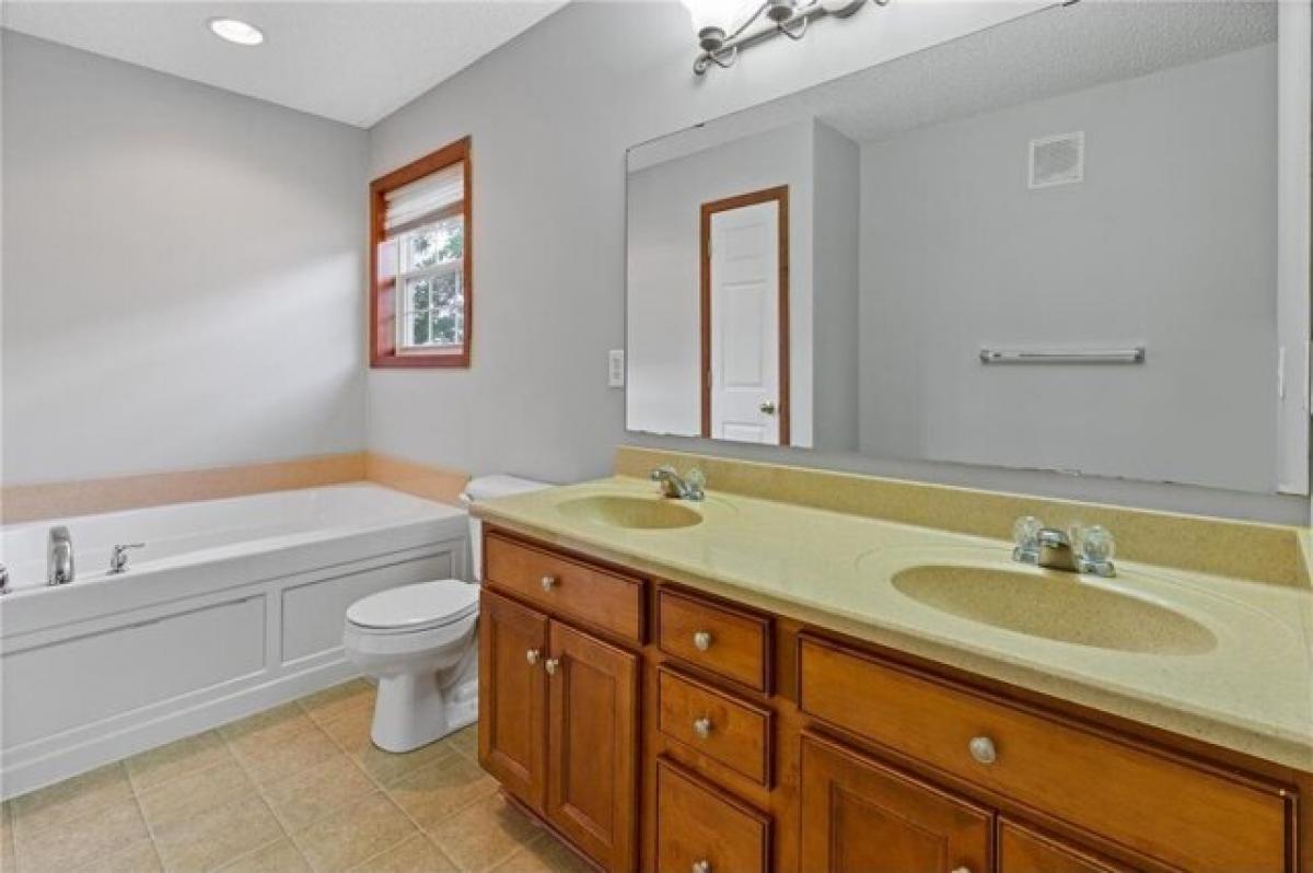 Picture of Home For Sale in Eden Prairie, Minnesota, United States