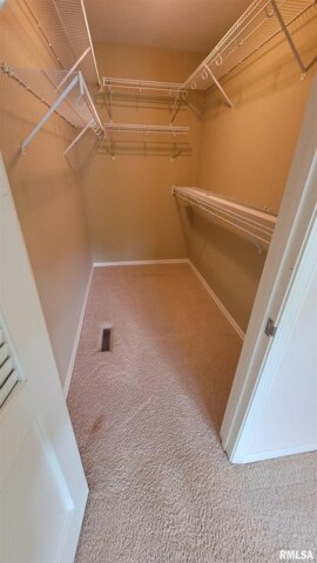 Picture of Home For Sale in Davenport, Iowa, United States