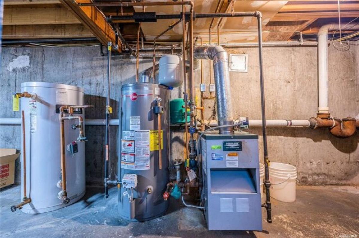 Picture of Home For Sale in East Northport, New York, United States