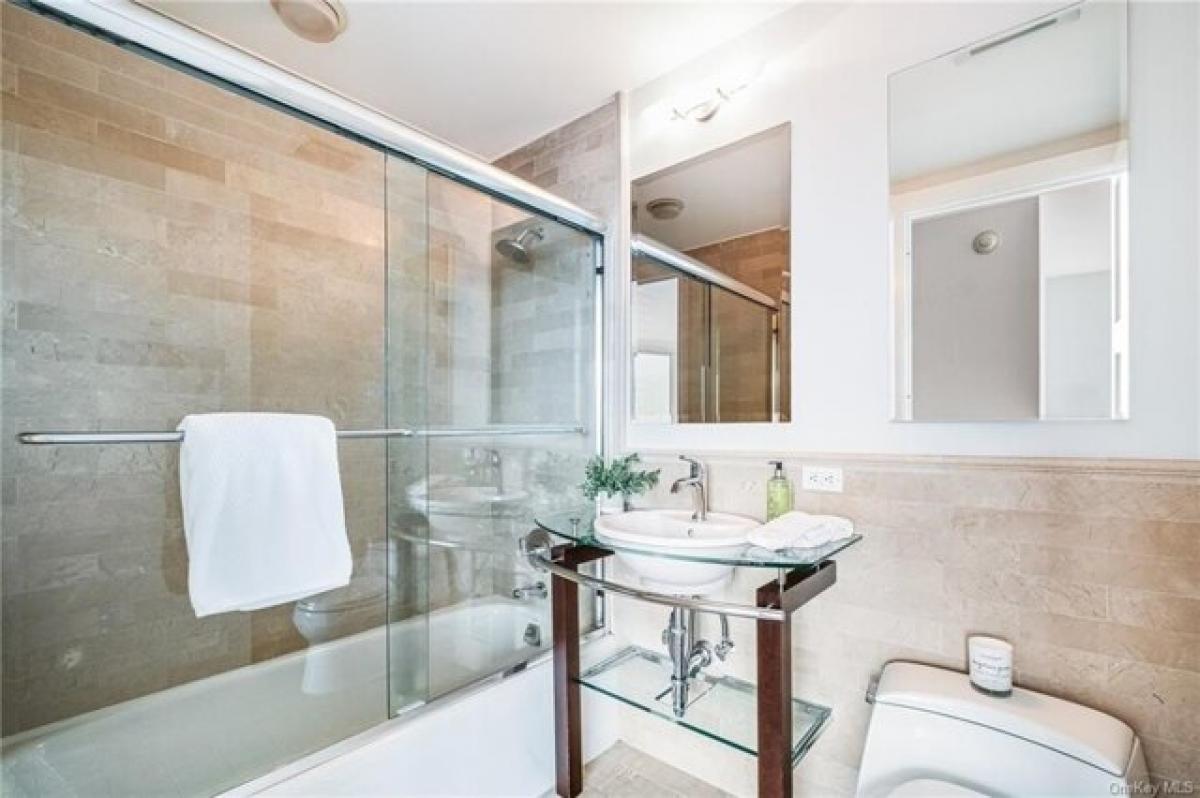 Picture of Home For Sale in White Plains, New York, United States