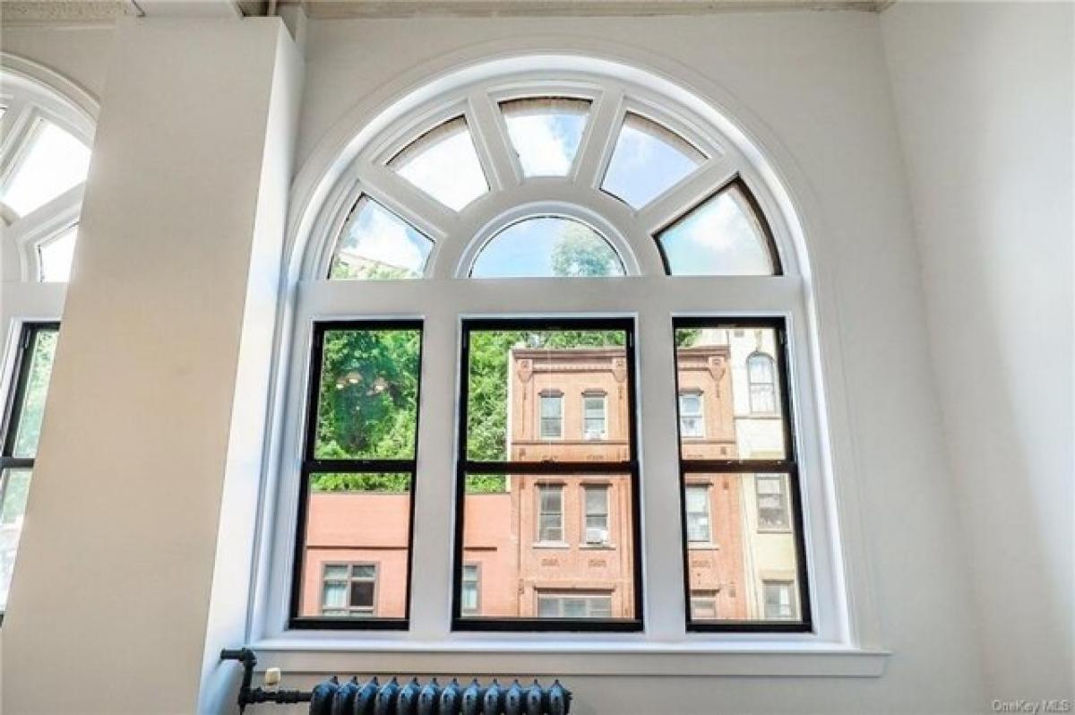 Picture of Home For Sale in Yonkers, New York, United States