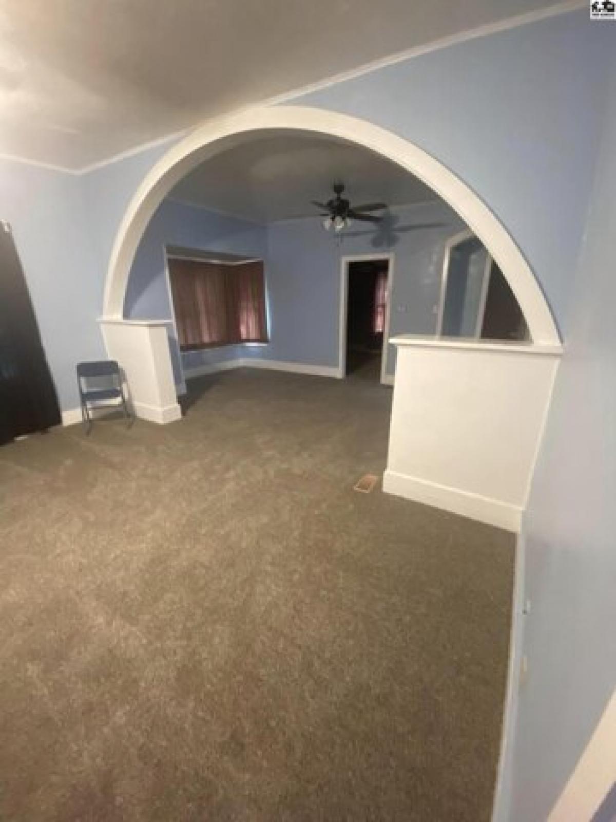 Picture of Home For Sale in Hutchinson, Kansas, United States