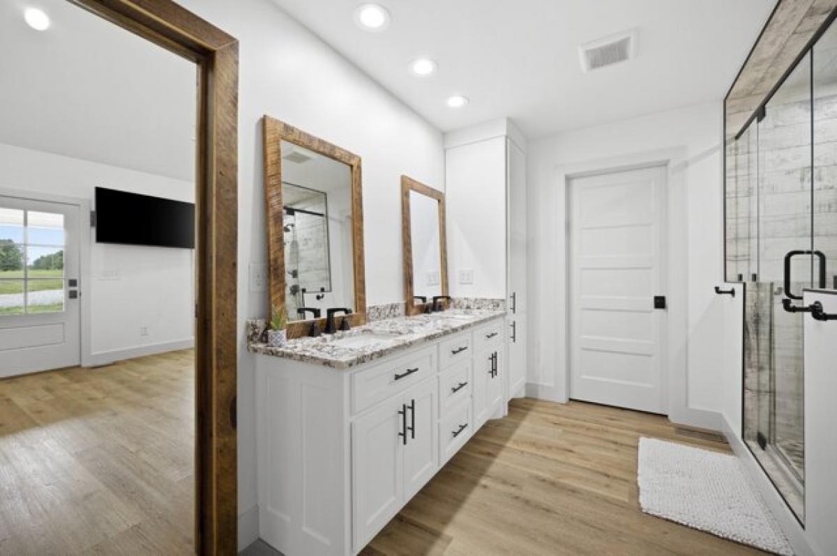 Picture of Home For Sale in Lawrenceburg, Tennessee, United States