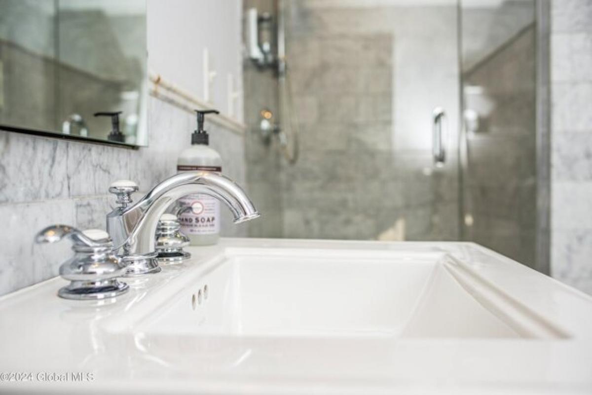 Picture of Home For Sale in Saratoga Springs, New York, United States