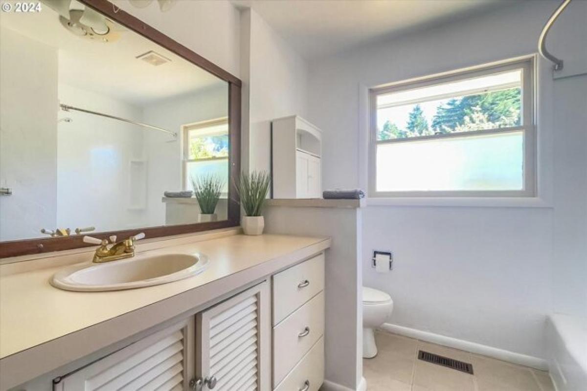 Picture of Home For Sale in Coos Bay, Oregon, United States