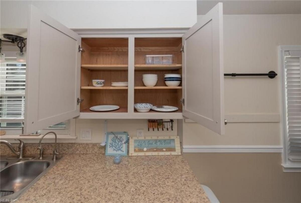 Picture of Home For Sale in Hampton, Virginia, United States