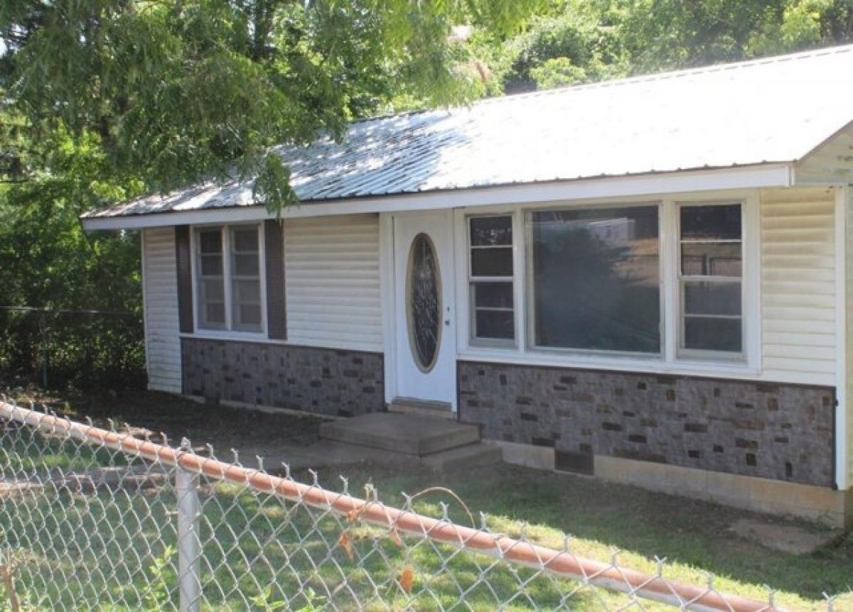 Picture of Home For Sale in Broken Bow, Oklahoma, United States