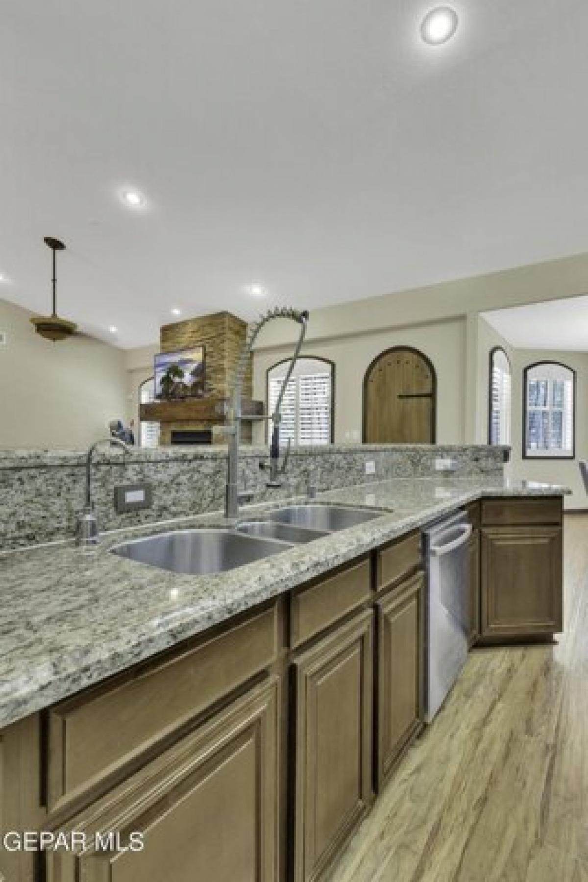 Picture of Home For Sale in Socorro, Texas, United States