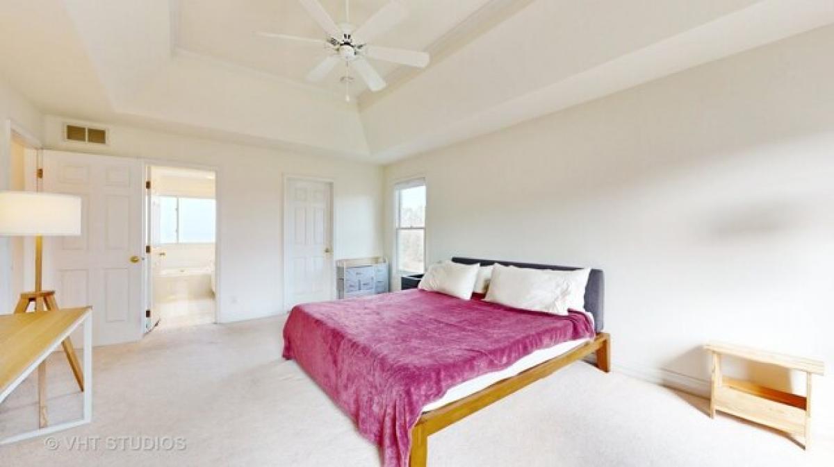 Picture of Home For Sale in Crystal Lake, Illinois, United States