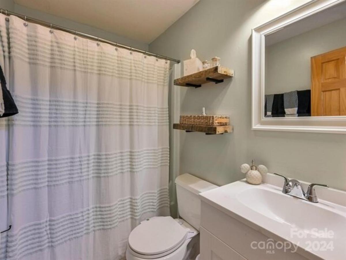 Picture of Home For Sale in Asheville, North Carolina, United States