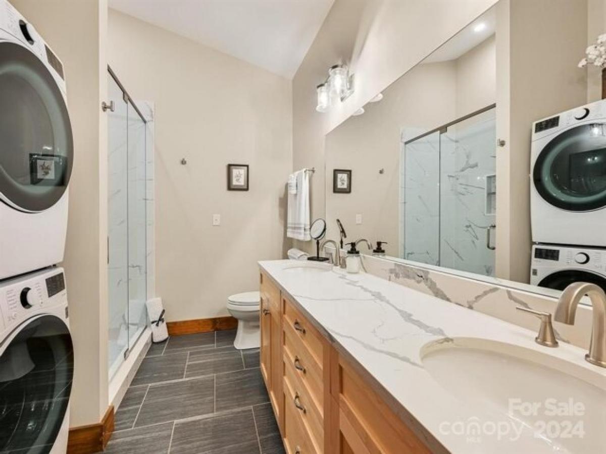 Picture of Home For Sale in Fairview, North Carolina, United States